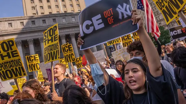 zarya17's tweet photo. Un peligro bastante menos evidente de todo lo que está ocurriendo en Estados Unidos es que ahora tendremos a los intelectuales del campo progre exponiendo la violencia fascista de la Administración Trump como una especie de anomalía rara y no precisamente como una lógica interna https://t.co/MshDI3WPVw