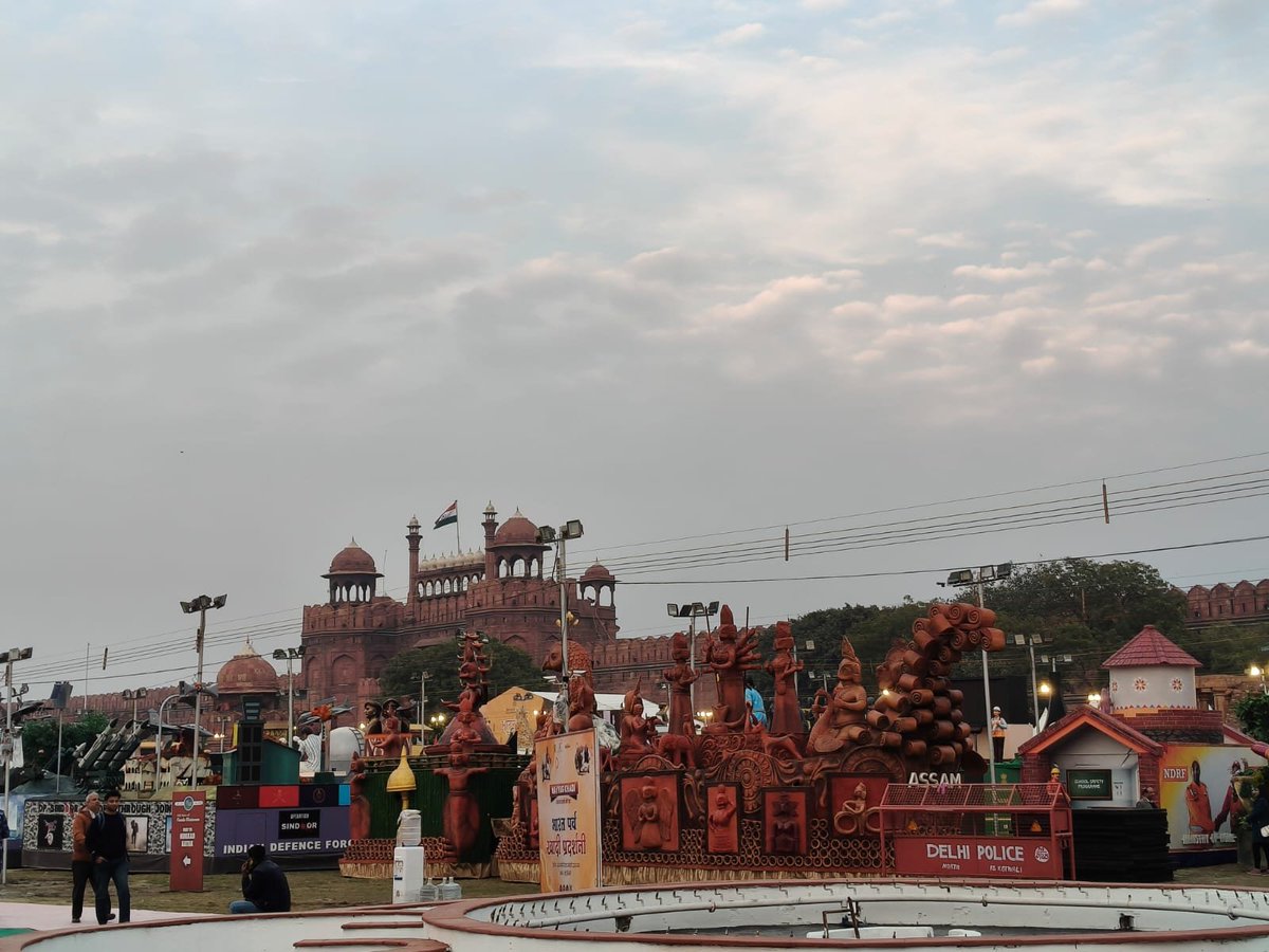 AIRNewsHindi's tweet image. गणतंत्र दिवस समारोह के हिस्से के तौर पर नई दिल्ली के लाल किले में 6 दिवसीय राष्ट्रीय पर्यटन और सांस्कृतिक उत्सव #BharatParv2026 शुरू हुआ।

#RepublicDayCelebration | #RepublicDayIndia🇮🇳
#RepublicDayOnAIR