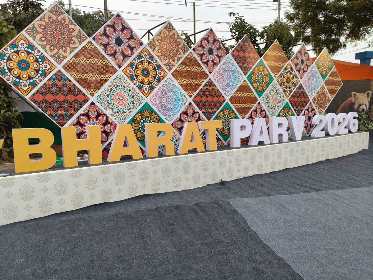 AIRNewsHindi's tweet image. गणतंत्र दिवस समारोह के हिस्से के तौर पर नई दिल्ली के लाल किले में 6 दिवसीय राष्ट्रीय पर्यटन और सांस्कृतिक उत्सव #BharatParv2026 शुरू हुआ।

#RepublicDayCelebration | #RepublicDayIndia🇮🇳
#RepublicDayOnAIR