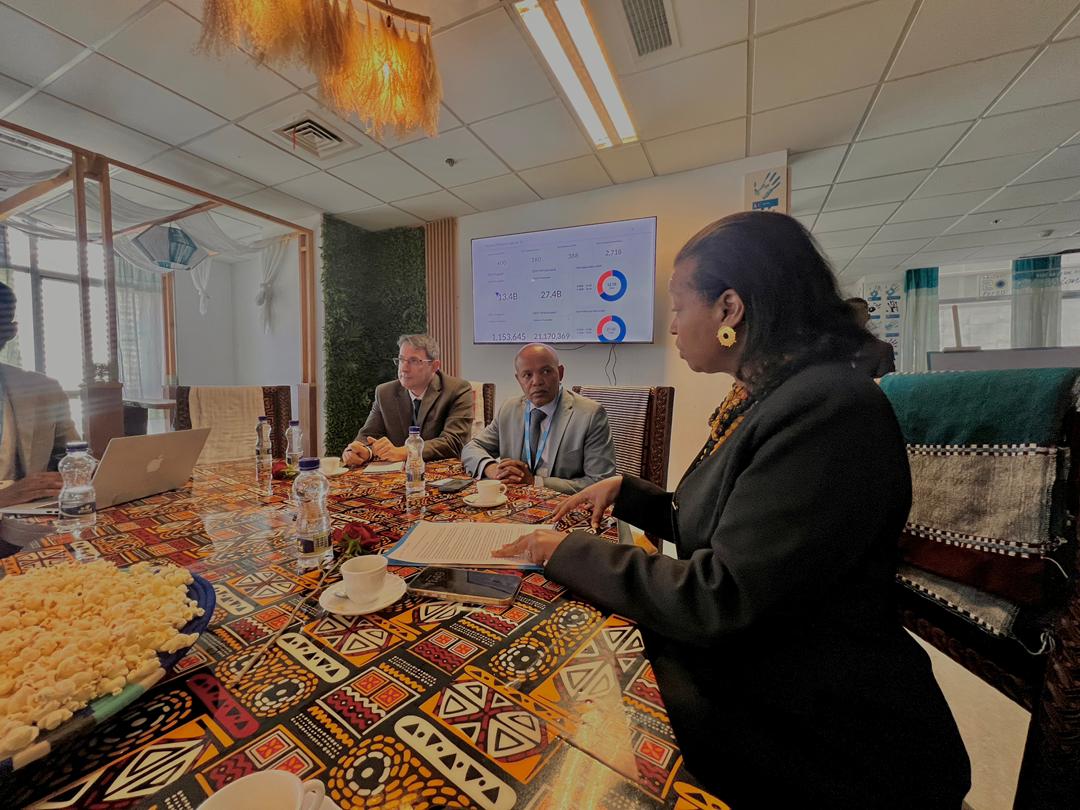 UNHCREthiopia's tweet image. “When you empower refugees, they give back.” 

Productive meeting today between UNHCR’s 
@AissatNdiaye &amp;amp; @Coopbankoromia CEO Deribe Asfaw on expanding access to financial services &amp;amp; solar-powered banking for #refugees and host communities in 🇪🇹.