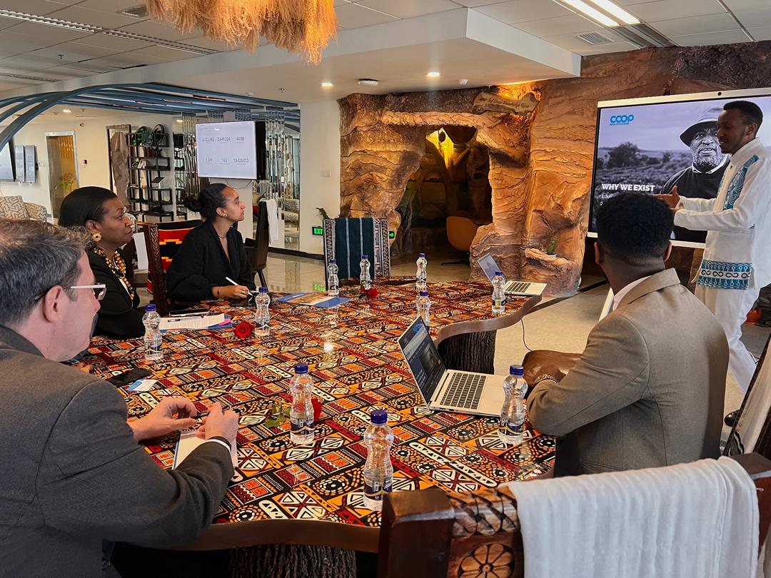 UNHCREthiopia's tweet image. “When you empower refugees, they give back.” 

Productive meeting today between UNHCR’s 
@AissatNdiaye &amp;amp; @Coopbankoromia CEO Deribe Asfaw on expanding access to financial services &amp;amp; solar-powered banking for #refugees and host communities in 🇪🇹.