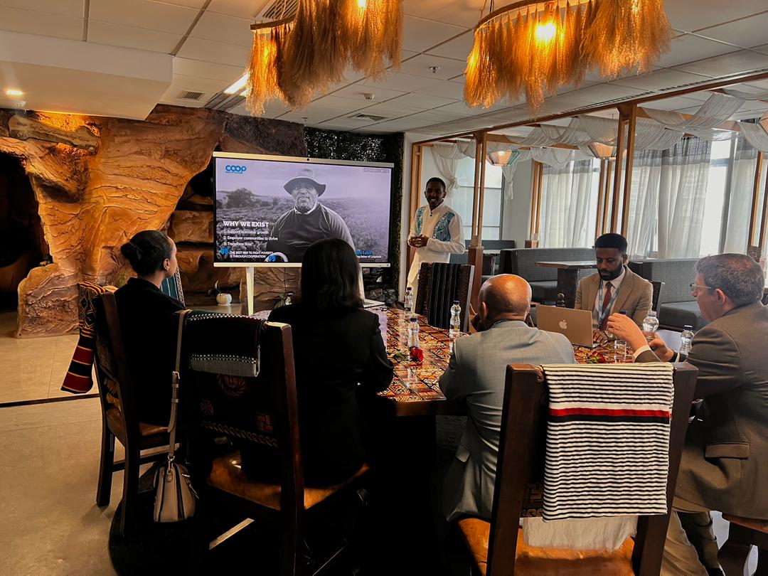 UNHCREthiopia's tweet image. “When you empower refugees, they give back.” 

Productive meeting today between UNHCR’s 
@AissatNdiaye &amp;amp; @Coopbankoromia CEO Deribe Asfaw on expanding access to financial services &amp;amp; solar-powered banking for #refugees and host communities in 🇪🇹.