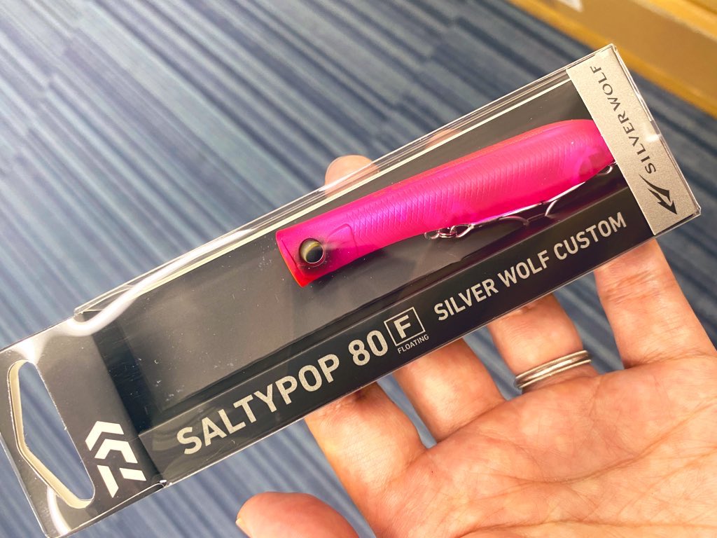 Nishiiidaiwa's tweet image. テール部にタングステンウエイトを使用し、希望小売価格1,100円。タングステン価格は、この1年で約3倍以上に上昇。現在も上がり続けています。価格と仕様を考えると、今選んでおいて損のないモデルです。
#PR
#シルバーウルフ
#ソルティポップ80F 

daiwa.com/jp/product/iy9…