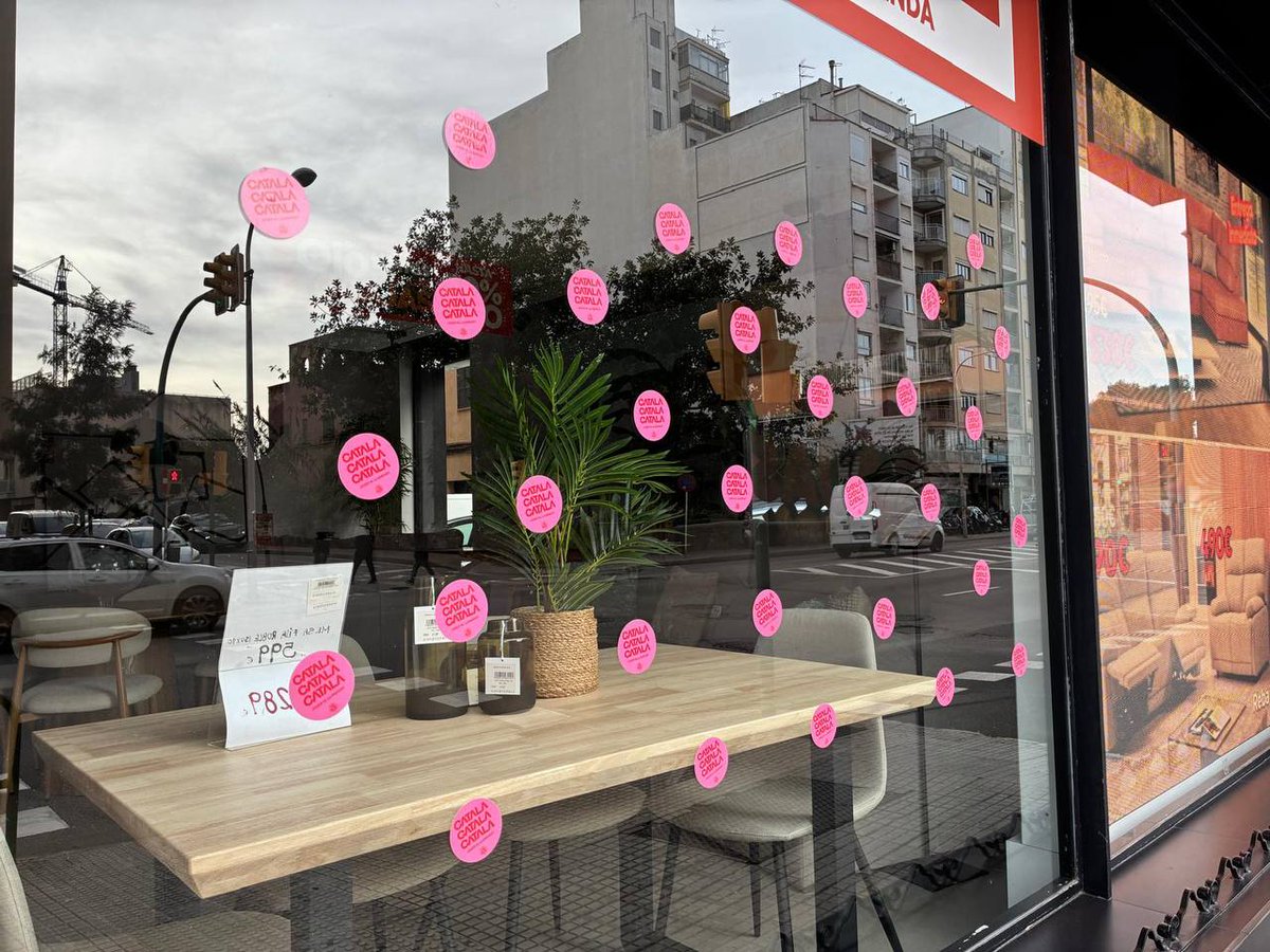 Fa uns mesos el gerent d'aquesta botiga de Palma va expulsar-me a crits per parlar en català. Mentre esperem data de judici per agressió lingüística i delicte d'odi, m'arriben aquestes fotos. 

No canvieu de llengua mai a casa nostra, que recullin ells. No ens faran castellans!