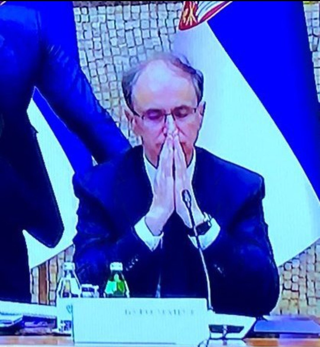 "Da l da skočim i pitam ga ZNAŠ LI BRE TI KO SAM JA?
Neka, Jelica će to po tržnim centrima...
Ja sam ipak samo jedan premijer, profesor UB, doktor.....a i muda su mi ostala kod kuće na klaviru"