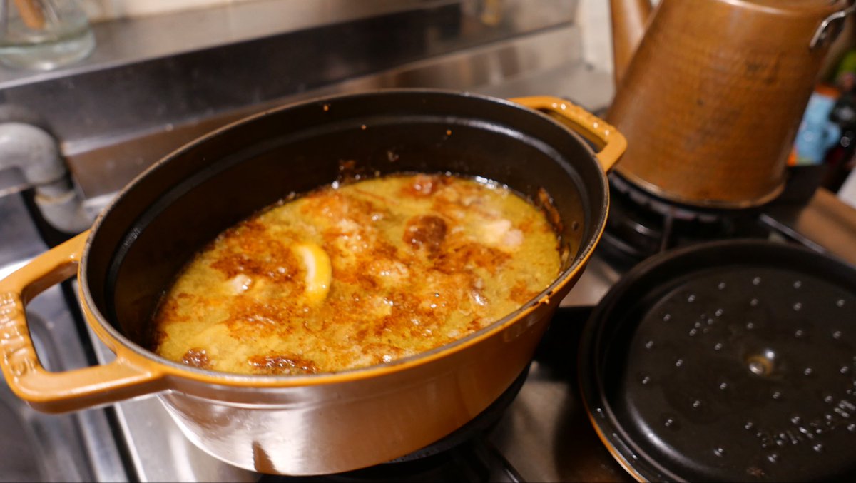 izufishing's tweet image. 今日も仕事終了　日に日に足の痛みは少なくなってきてなんとか日常に近づいてきた。昨日作った鶏白湯スープを使ったチキンカレーを作った。具は鶏ももとドライトマトのみ、玉ねぎなし。いやはやめちゃくちゃ美味。これは大成功かも。。

#自炊
#カレー