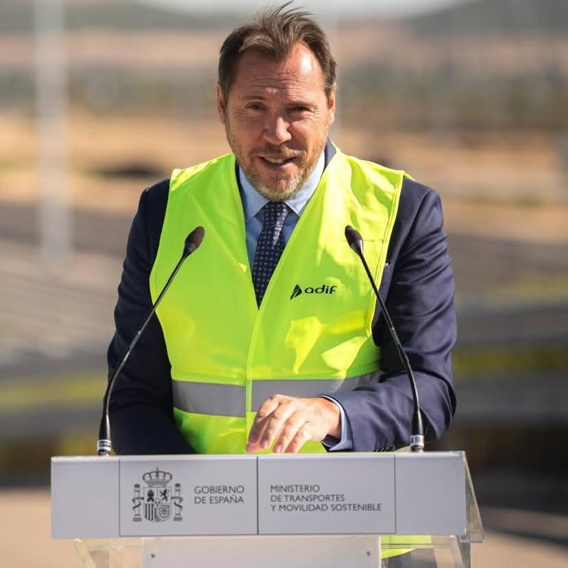 ¿CAUSALIDAD QUE MOLESTE?

Óscar Puente no grita. Argumenta. No se esconde. Da la cara. No improvisa consignas. Lee, estudia y responde. Y eso, en un ecosistema donde la derecha vive de la exageración, el bulo y la nostalgia de un pasado que nunca fue tan glorioso, resulta letal.