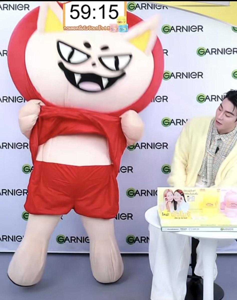 waik_tul's tweet image. [rough]
🦊: Show them something to win over the girls, who are watching at home Luk.
🦊🍅: *lifts the skirt*

FORCEMAFOX GARNIER LIVE
#GarnierMochiCreamxForceTomafox