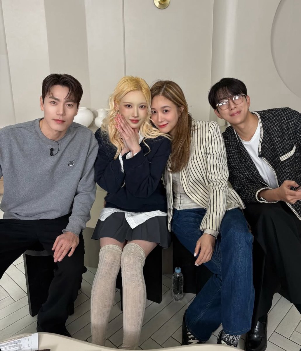 소녀포즈 좋아…우웅💕