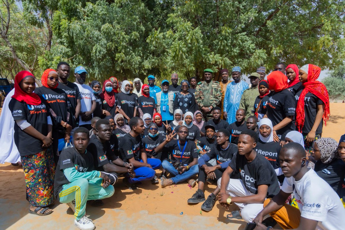 En mission à Mainé Soroa, le Gouverneur de la région de Diffa, General de Division Mahamadou Bagadoma et la Représentante de l'<a href="/Unicefniger/">UNICEF Niger</a> Mme <a href="/MahondeDjanabou/">Djanabou Mahonde</a> ont rencontré la communauté U-Report de Mainé pour un échange sur l'engagement de la jeunesse en faveur du changement.