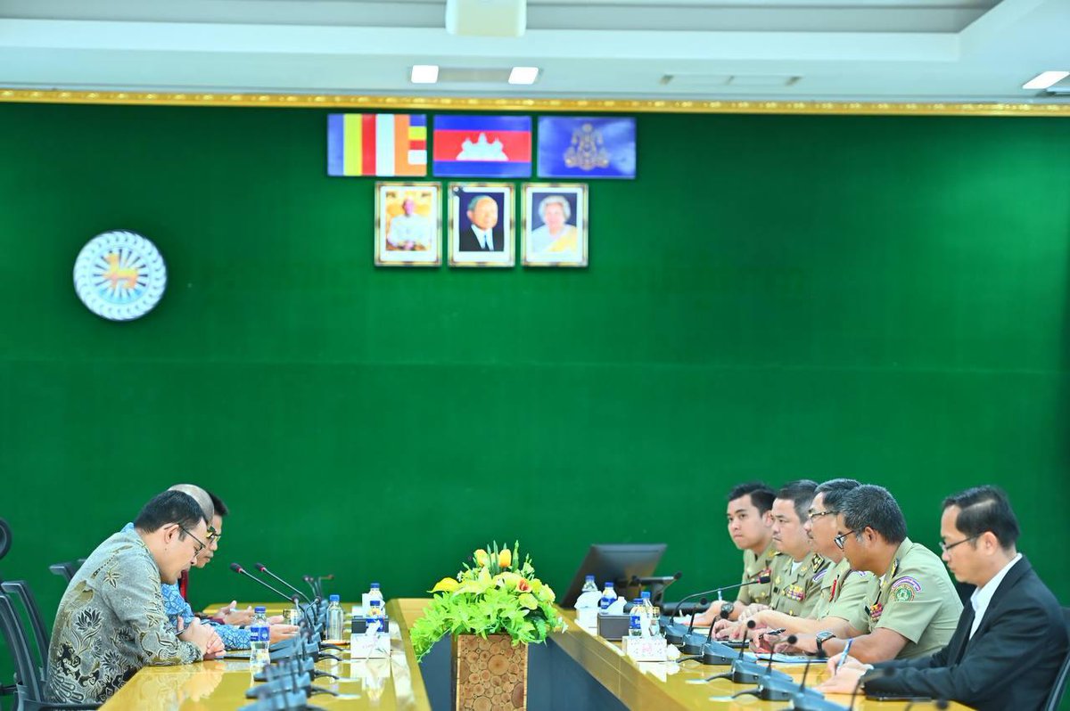 ceshi7918's tweet photo. 1/
🇰🇭 Phnom Penh Police Chief Zun Nalin met with 🇮🇩 Indonesian Ambassador Santo Darmosumarto today to strengthen bilateral security cooperation. https://t.co/EsN5YH7EbB