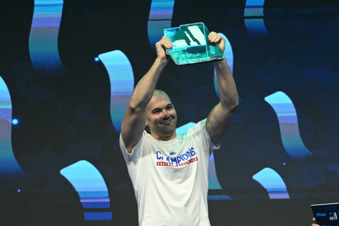 joovanica88's tweet image. Dušan Mandić je pokazao da zlato pripada sportu i narodu, a ne političkom marketingu.
Ne zloupotrebi, ne poziranju dok društvo puca po šavovima.
To se zove lični integritet.
I retko se viđa. 
Šampion u svakom pogledu!
Njegov gest je danas bio glasniji od hiljadu govora.
Bravo 🫡