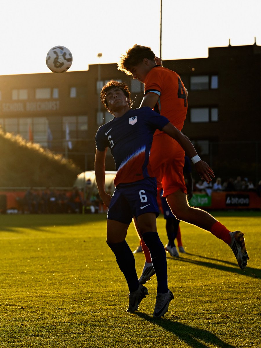 frhturkie's tweet image. برشلونة أرسل عرض لقلب الدفاع(Ruud Nijstad) رويد نيستاد(18) لاعب دولي هولندي🇳🇱.

مُميزاته حسب الكشافة: 
-193سم
 -يساري ويحمي منطقة الجزاء،قوي في الهوائيات وضد العرضيات
-رؤية وذكاء لأختيار اللاعب الحر، الشجاعة لكسر الخطوط بالتمرير أو بالتقدم بالكرة لمسافات طويلة

-شبيه لـ باستوني🇮🇹