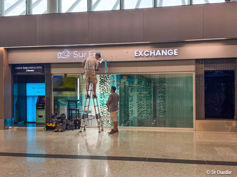 Gran momento. Se desarma Sur Finanzas, la financiera oficial del Chiqui Tapia y Sergio Massa en el Aeropuerto Internacion de Ezeiza. Cambio de epoca. Una imagen que vale mas que mil palabras.