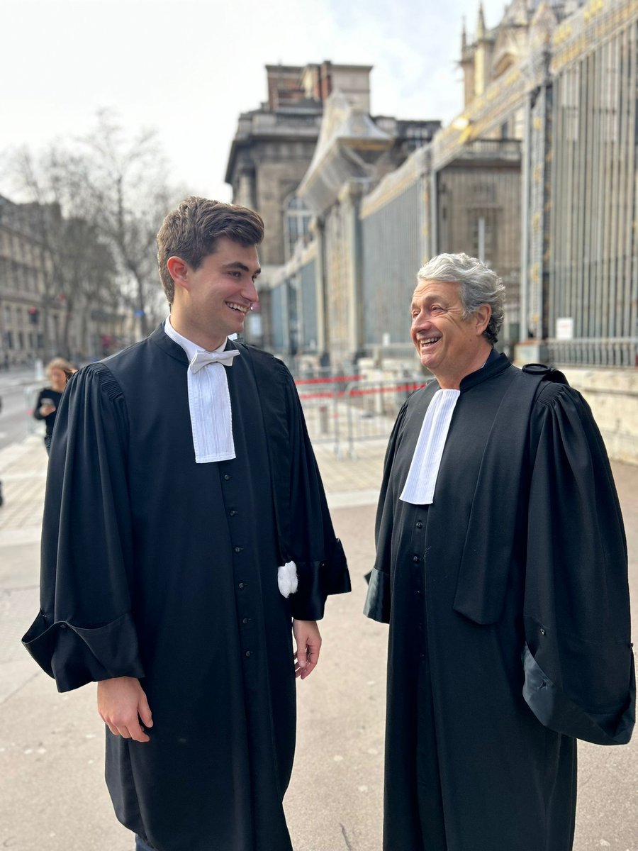 BernardCarayon's tweet image. Notre fils, @GuilhemCarayon, vient de prêter serment d' avocat. Il poursuit, avec panache et honneur, une vieille tradition familiale, inaugurée à la chambre de l' édit de Castres, au XVIIème siècle. 
Fiers de lui.