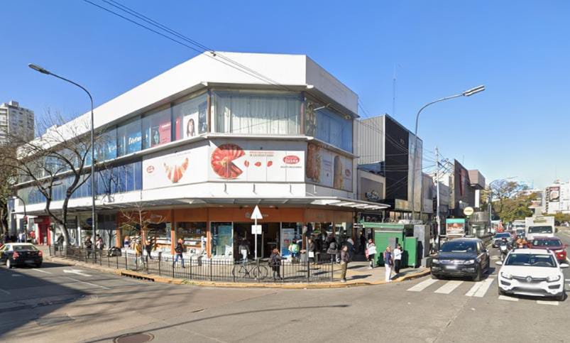 nicogallardo97's tweet image. Así se ve la esquina de Cabildo y Juramento, uno de los puntos más calurosos de la ciudad.

Y así podría verse si extendiéramos la vereda y le sumáramos vegetación 👇🏻