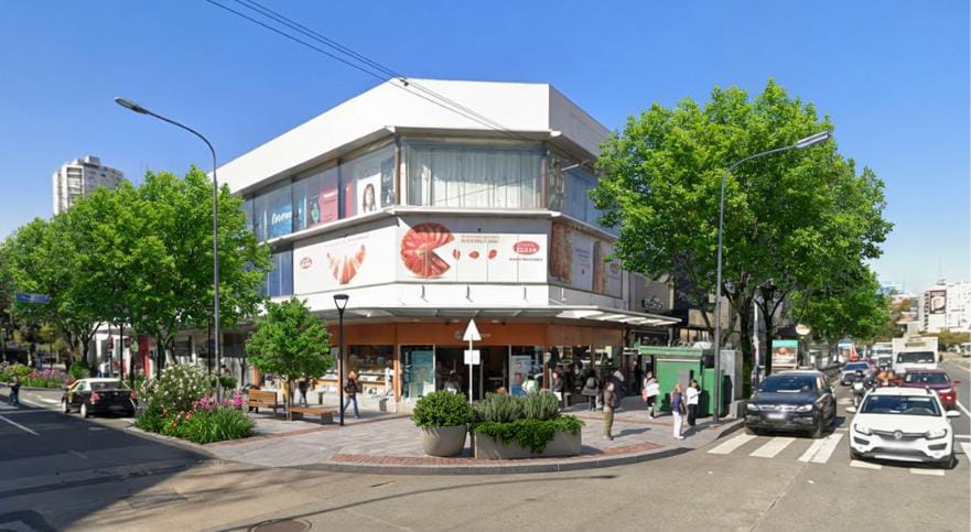 nicogallardo97's tweet image. Así se ve la esquina de Cabildo y Juramento, uno de los puntos más calurosos de la ciudad.

Y así podría verse si extendiéramos la vereda y le sumáramos vegetación 👇🏻