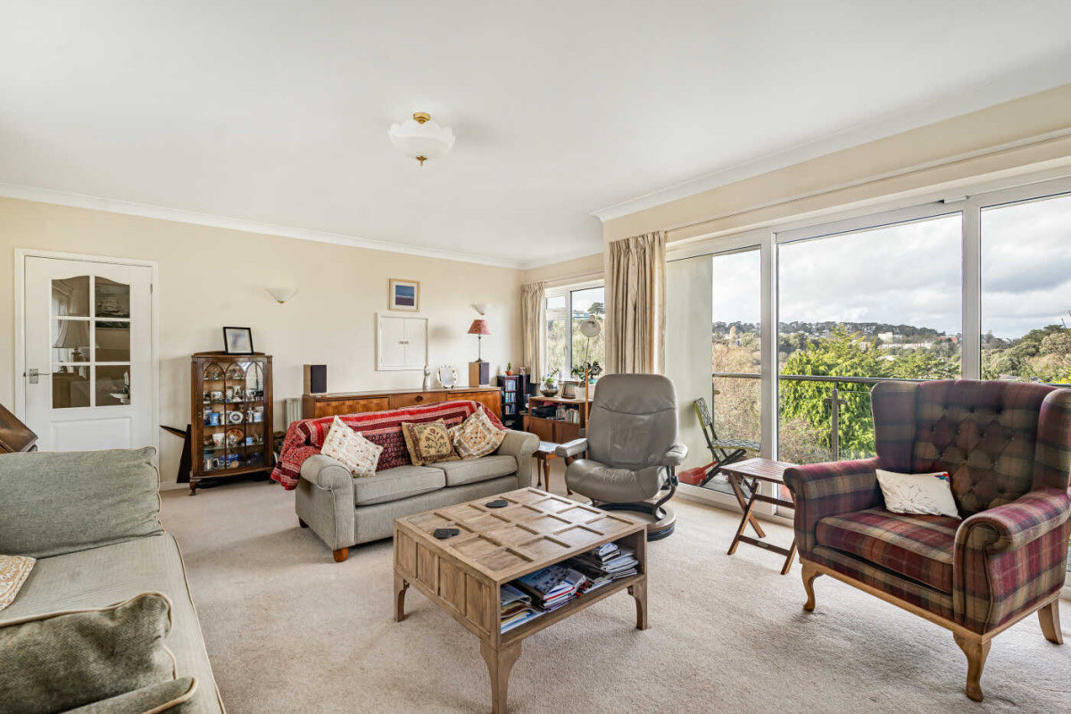 NEW PROPERTY LISTING 🏡 Bishops Close
£575,000 Freehold

💐 living room
🥒 kitchen/dining room, cloakroom
🛌 3 bedrooms, bedroom 4/study
🛁 en-suite, family bathroom
🧼 utility room
🪏 established gardens
🔨 garage/workshop
📍 views over Ilsham Valley