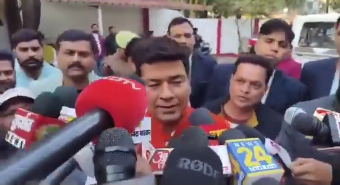 #बरेली में अचानक बढ़ा सियासी बवाल!
सिटी मजिस्ट्रेट के इस्तीफे के बाद हालात गरमाए 🔥
मेयर डॉ. उमेश गौतम पहुंचे उनके आवास, 

मेयर का बयान UGC क़ानून में कई कमिया 

आख़िर पर्दे के पीछे चल क्या रहा है?