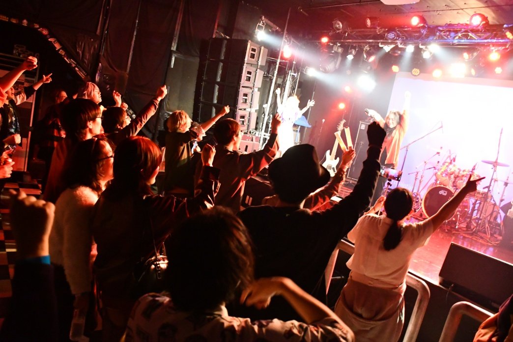 #ニジフリ
安心と信頼のほんのこさん(<a href="/shbttsy74/">ほんのこ</a>)よりお写真いただきました！いつもありがとうございます。

ピンスポにすると肩幅のデカさが際立つなw進撃の巨人の歌だったから余計にw

4枚目はWhite Lightの時の皆さんによるコーラスのシーンです！ありがとうでしたヽ(・∀・)ノ