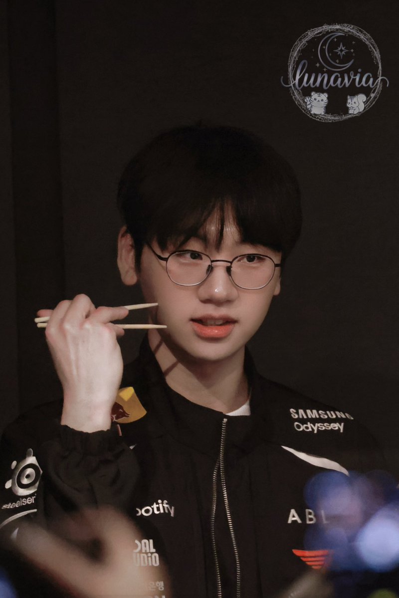 skzerology's tweet image. I wonder if some kpop fans saw his pics and went to find his name only to find out this beauty play games for a living, not a kpop idol