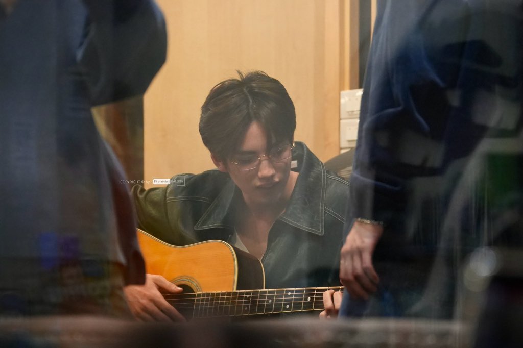 หนุ่มตี๋✅
หนุ่มตี๋ใส่แว่น✅✅
หนุ่มตี๋ใส่แว่นเล่นกีต้าร์✅✅✅