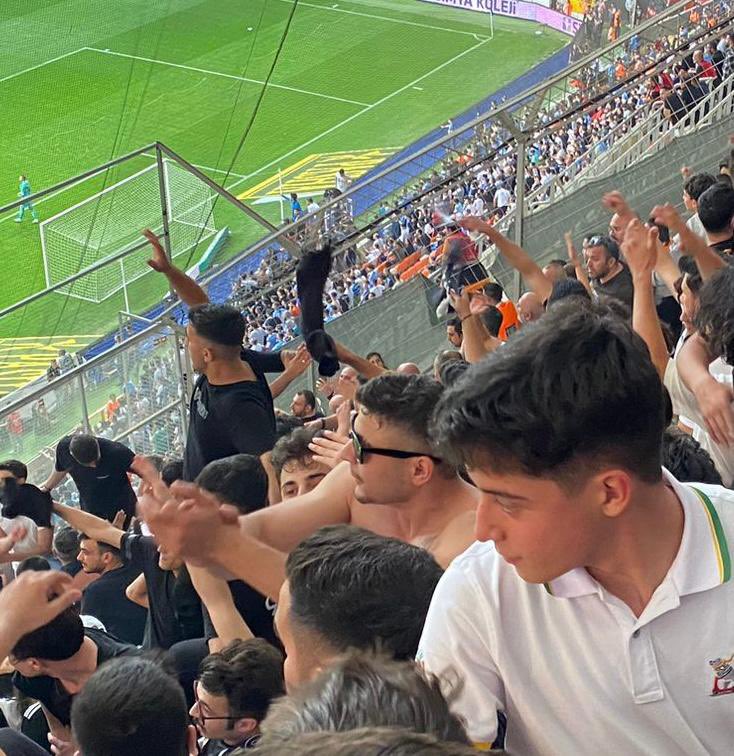 Biz bir gemiye bindik. Kaptan bizi en güzel koylara götürdü güneş batarken mavilikleri izletti. Şimdi fırtına başladı bizden gemiyi terk etmemizi istiyorlar biz çiğ süt emmedik ya hep beraber maviliklere yürürüz yada dalgalarda kayboluruz. <a href="/1903burkan/">Burkan</a>