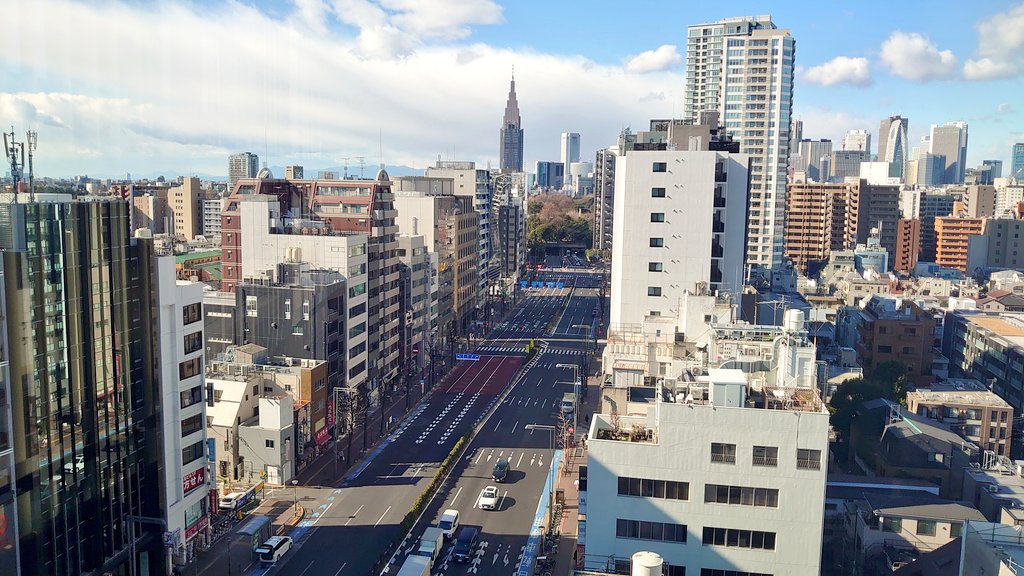 四谷三丁目の四谷消防署に併設された消防博物館を久々に訪れる。様々な展示物で消防の歴史が学べる施設。入館無料。消防ヘリやハシゴ車、遠隔操作式消火装置は70’s特撮メカのテイスト。10階休憩室から甲州街道を俯瞰。新宿シティハーフマラソンで交通規制が行われ西行車線に車のない珍しい光景。