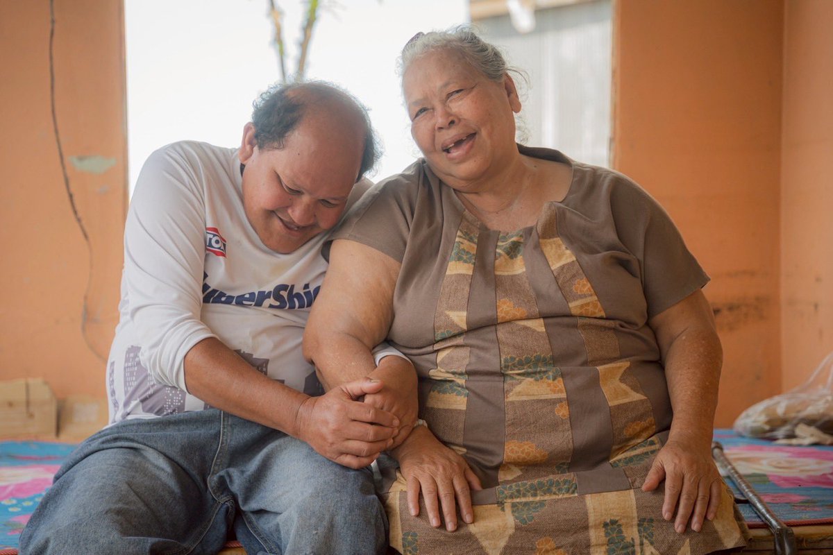 Mirror_org's tweet image. วันที่มูลนิธิกระจกเงา กำลังง่วนกับงานซ่อมหลังคาบ้านหลังหนึ่งให้ผู้ประสบภัยน้ำท่วมหาดใหญ่ มีชายวัยกลางคนคนหนึ่งเดินเข้ามาขอกระเบื้องเก่าที่เราถอดทิ้ง เขาให้เหตุผลว่าจะเอากระเบื้องเก่าไปซ่อมบ้าน บ้านที่ตอนนี้มีเขากับแม่ติดเตียงอาศัยอยู่
.
เขาชื่อพี่ต้อย…