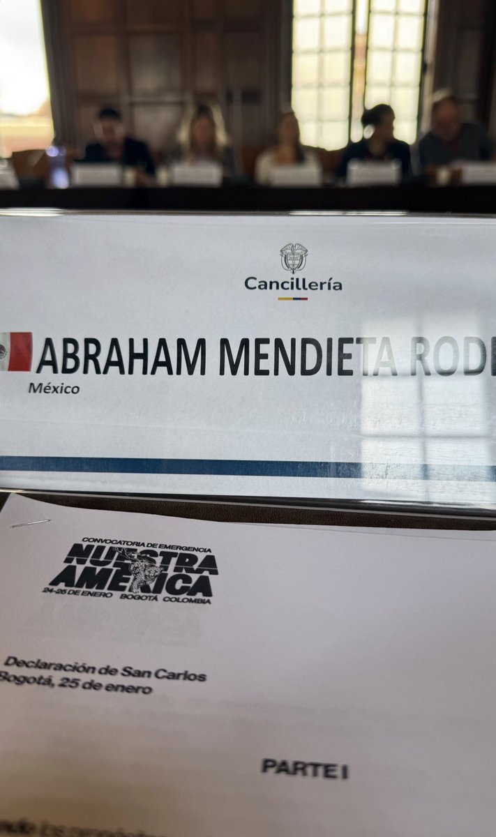 JJDiazMachuca's tweet photo. ¿Desde cuando la @SRE_mx de Juan Ramón de la Fuente asigna a un no mexicano como @abrahamendieta a la cancillería de México? 

Para trabajar en la Secretaría de Relaciones Exteriores (SRE) o Cancillería de México, la regla general es que se requiere ser mexicano. 
•Servicio Exterior Mexicano (Diplomáticos y Consulares): Para ingresar como funcionario de carrera en las ramas diplomático-consular y técnico administrativa, es requisito indispensable ser mexicano por nacimiento y no tener otra nacionalidad.

@matosadrian