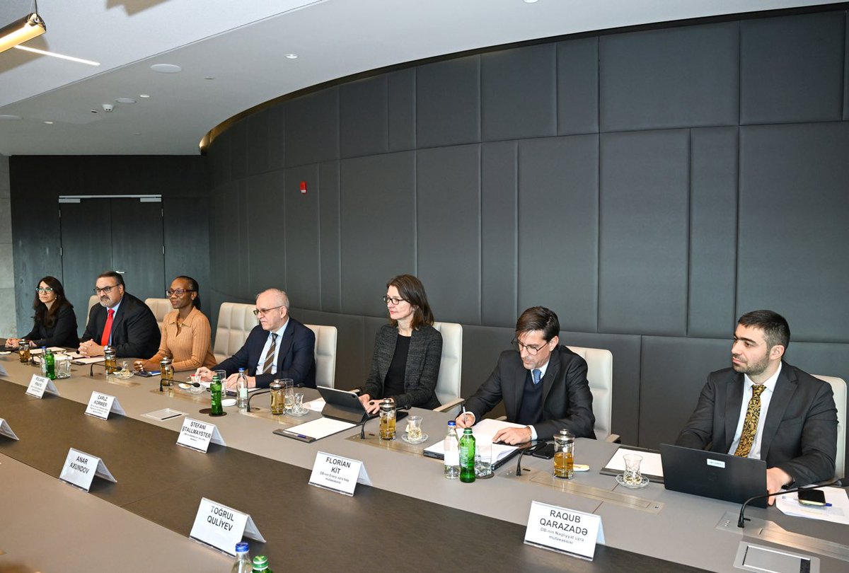 İqtisadiyyat naziri Mikayıl Cabbarov (<a href="/MikayilJabbarov/">Mikayil Jabbarov</a> ) Dünya Bankının ( <a href="/WorldBank/">WorldBank</a> ) Avropa və Mərkəzi Asiya regionunun infrastruktur sahəsi üzrə regional direktoru Çarlz Kormiyer və Cənubi Qafqaz üzrə regional direktoru Rolande Prays ilə görüşüb.

shorturl.at/hIbyM