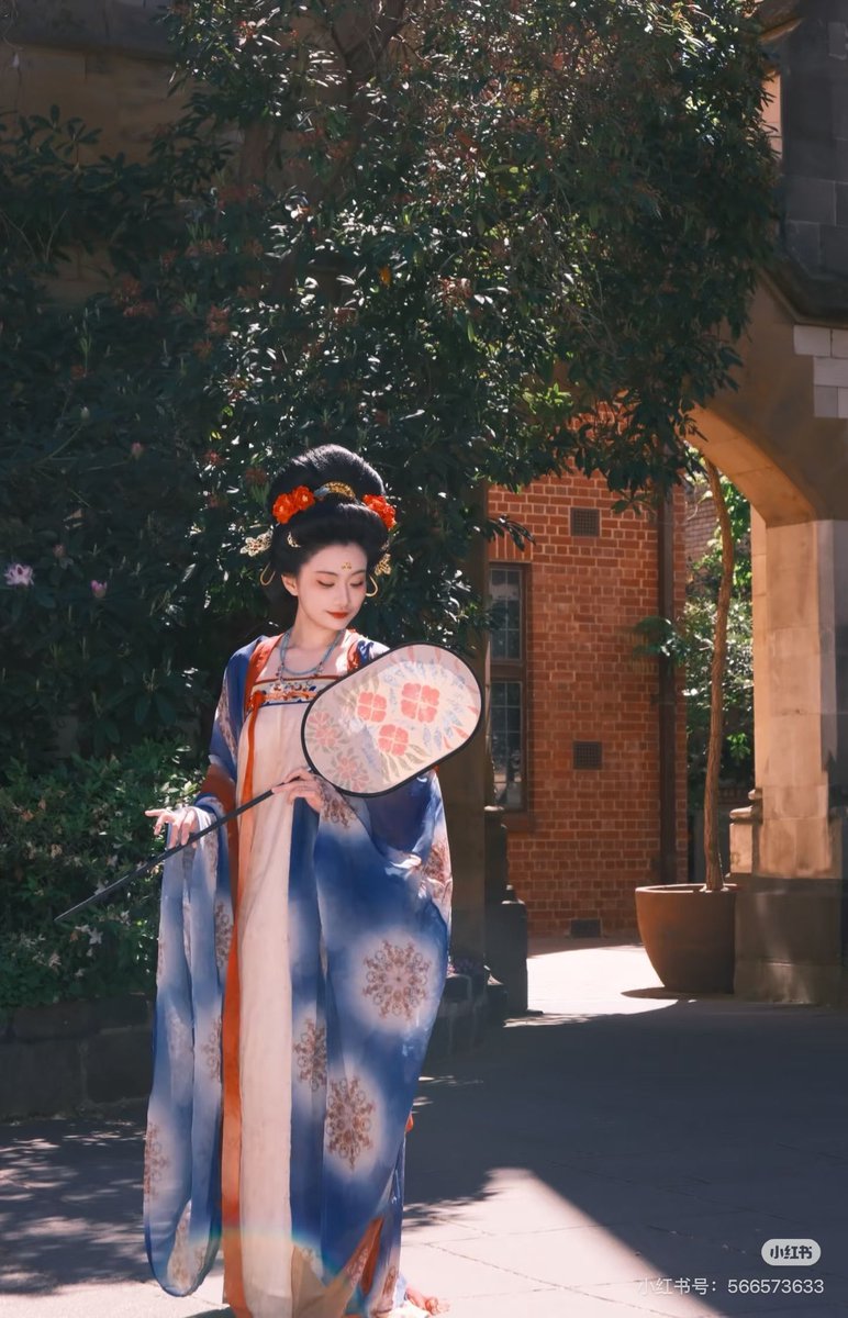 AmazingHanfu's tweet image. On the streets of #Melbourne, Australia, a woman dressed in a Tang Dynasty style #chest-high skirt catches the attention of pedestrians. (Via: Yujiucai)
#Hanfu：Tang Dynasty style chest-high skirt, Pibo (Hanfu shawl)