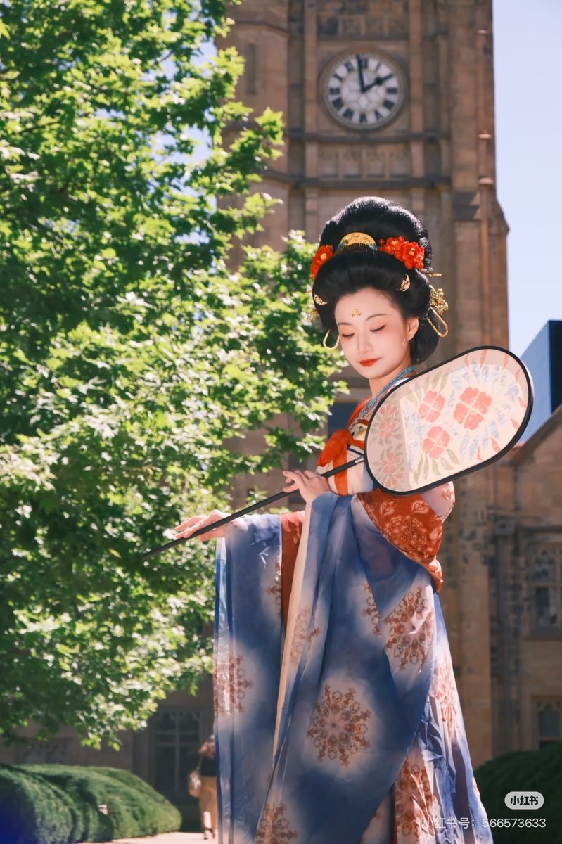 AmazingHanfu's tweet image. On the streets of #Melbourne, Australia, a woman dressed in a Tang Dynasty style #chest-high skirt catches the attention of pedestrians. (Via: Yujiucai)
#Hanfu：Tang Dynasty style chest-high skirt, Pibo (Hanfu shawl)