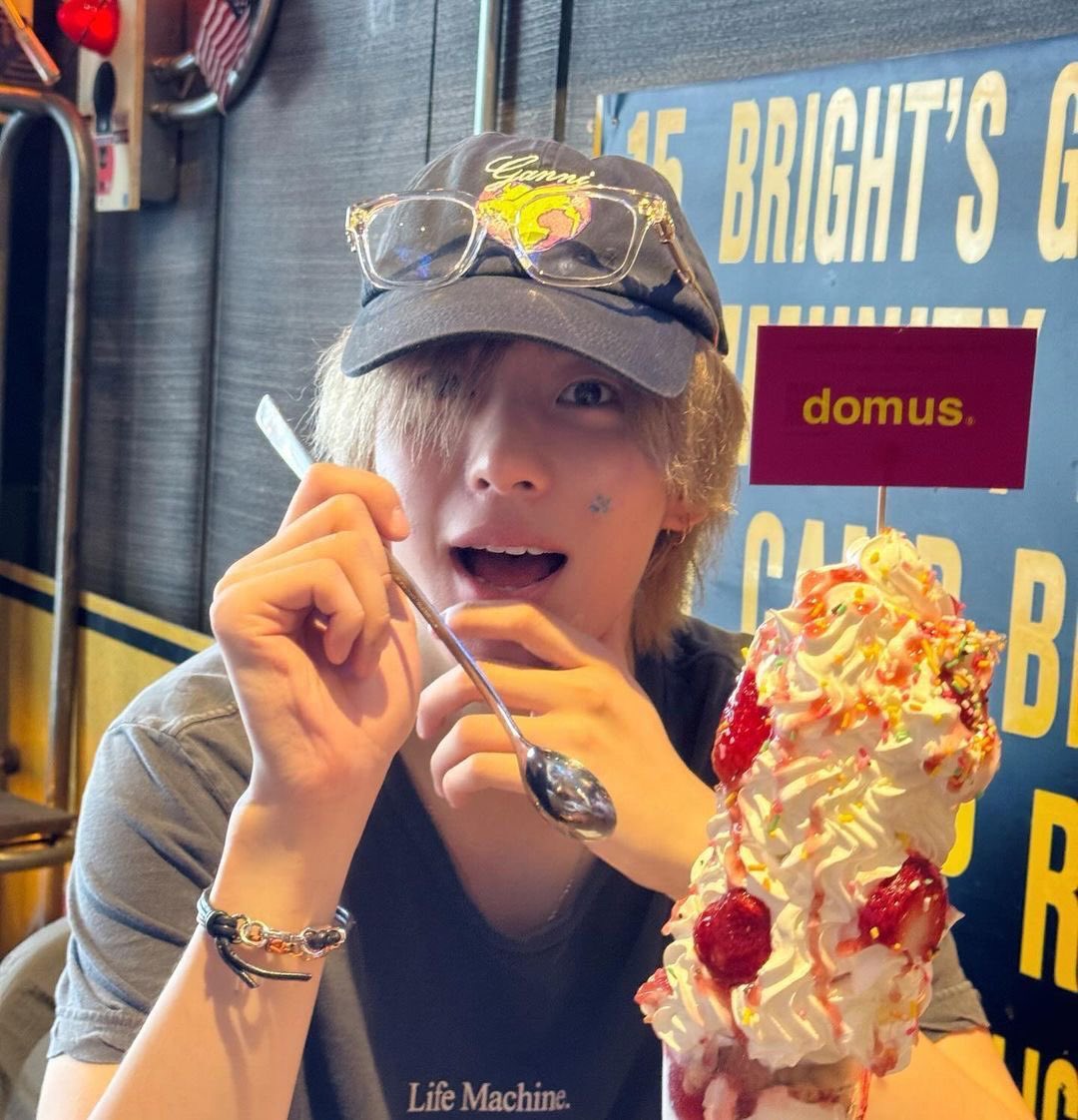 hellobabyjhb's tweet image. เวลาแอนตันถ่ายรูปมือแอนตันไม่เคยขาดของกินเลยตั้งแต่เด็กยันโตแล้วจะไม่โดนเรียกว่าอู๊ดได้ไง