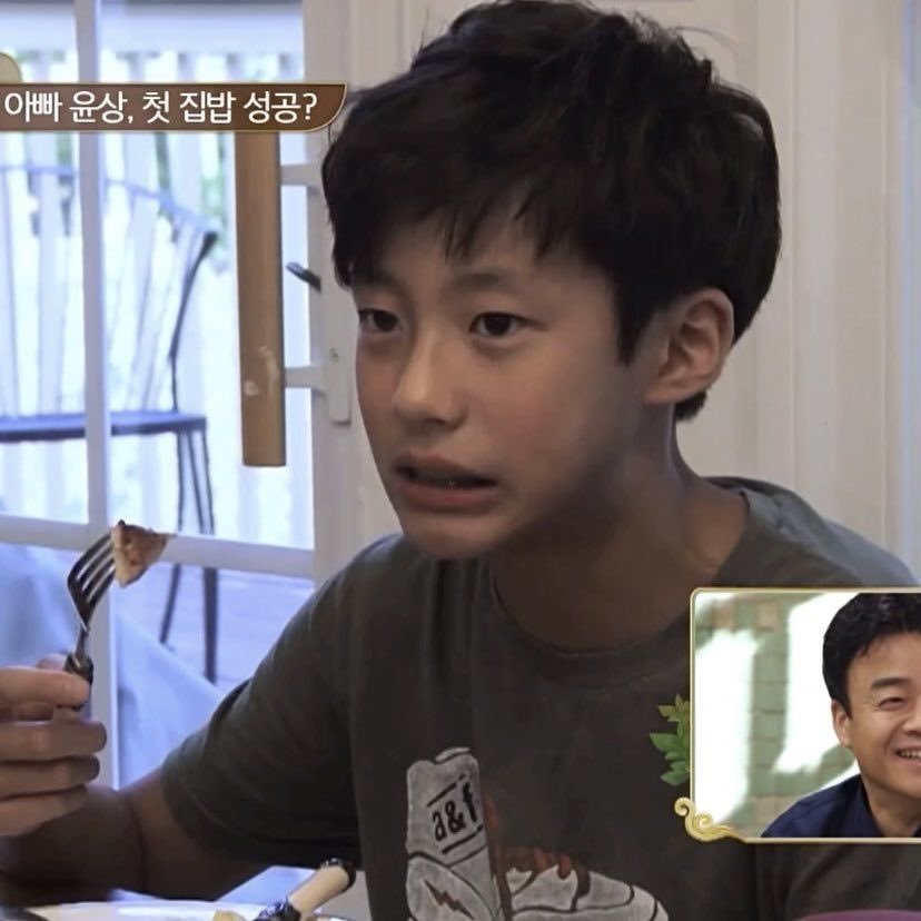 hellobabyjhb's tweet image. เวลาแอนตันถ่ายรูปมือแอนตันไม่เคยขาดของกินเลยตั้งแต่เด็กยันโตแล้วจะไม่โดนเรียกว่าอู๊ดได้ไง