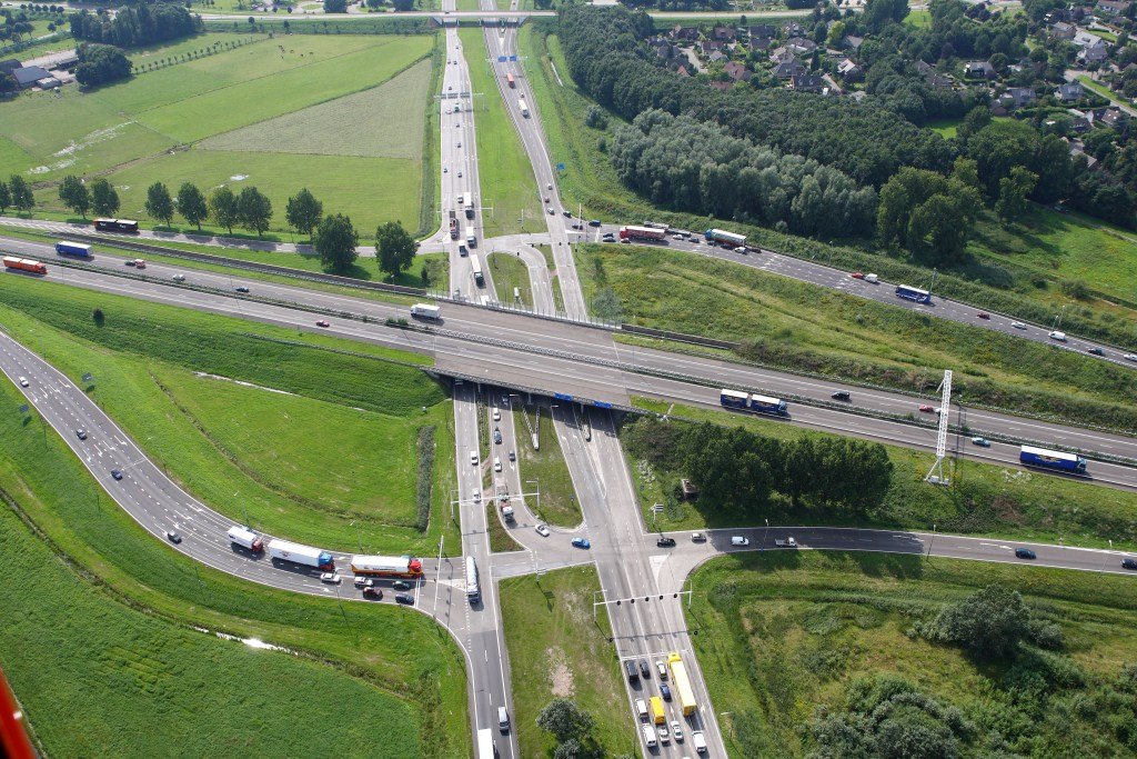 En el capítulo de chapuzas paisbajesas de hoy, os presento el nudo de autopista A27-A59, también conocido como Knooppunt Hooipolder.

La intersección es de tipo diamante con SEMÁFOROS en mitad de la autopista A59