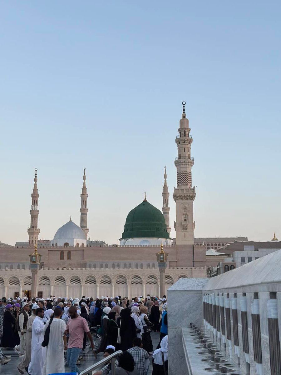 موت برحق ہے، جگہ معین مگر یا حی القیوم 
جو انﷺ کے قدموں میں سانس رک جائے 
اجل میری سنور جائے گی۔

صَــلَّــی اللّٰـهُ تَـعَالٰـی عَـلَـیْـہِ وَاٰلِــہ وَسَــــلَّم۔ ❤️