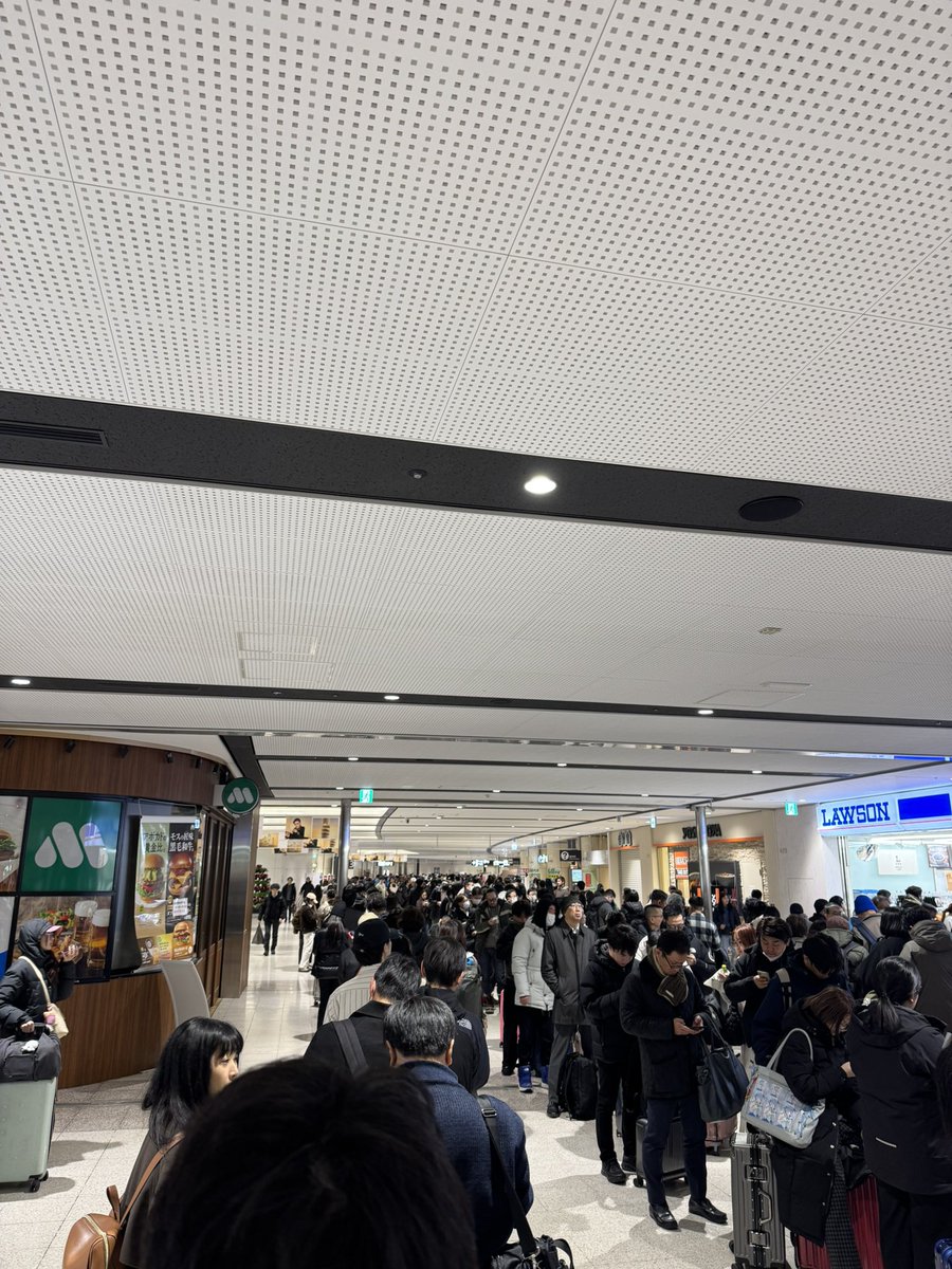 新千歳空港着。
大雪の影響でJRが遅延&amp;運休で身動き取れず。
情報もないため目の前のJRの列に並ぶがこれが正解かわからず。
単独行動だとコンビニに行くこともできず。
おお、なんか詰んでるわ。
