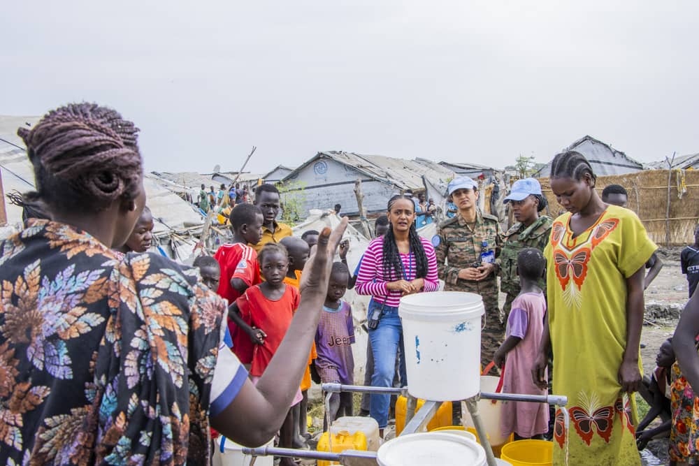 unmissmedia's tweet photo. 🚓On patrol, #UNMISS women peacekeepers in Malakal 🇸🇸, #SouthSudan, engaged with women and girls staying at the town's Protection of Civilians, raising awareness on how to prevent and, in a worst-case scenario, how to report sexual and gender-based violence.
#A4P #WomenPeaceSecurity