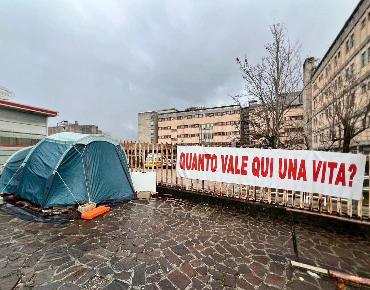 TaniuzzaCalabra's tweet image. Conoscete Pietro Castrataro? 
È il Sindaco di Isernia.
Da più di un mese dorme in una tenda davanti l'ospedale della sua città. Contro i tagli, contro la carenza di personale, contro chi vuole smantellare la sanità pubblica, contro chi farà chiudere tanti ospedali.