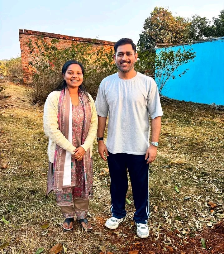 JLKMJHARKHAND's tweet photo. छोटी-सी मुलाक़ात नहीं थी वो, झारखंड की मिट्टी से निकला भारत के शान।
सादगी में शेर, मैदान में कप्तान—
नाम ही काफ़ी है: महेंद्र सिंह धोनी,
हमारे झारखंड की पहचान, हमारे झारखंड के शान। 🇮🇳
@pujamahtojlkm https://t.co/emylNRukKl