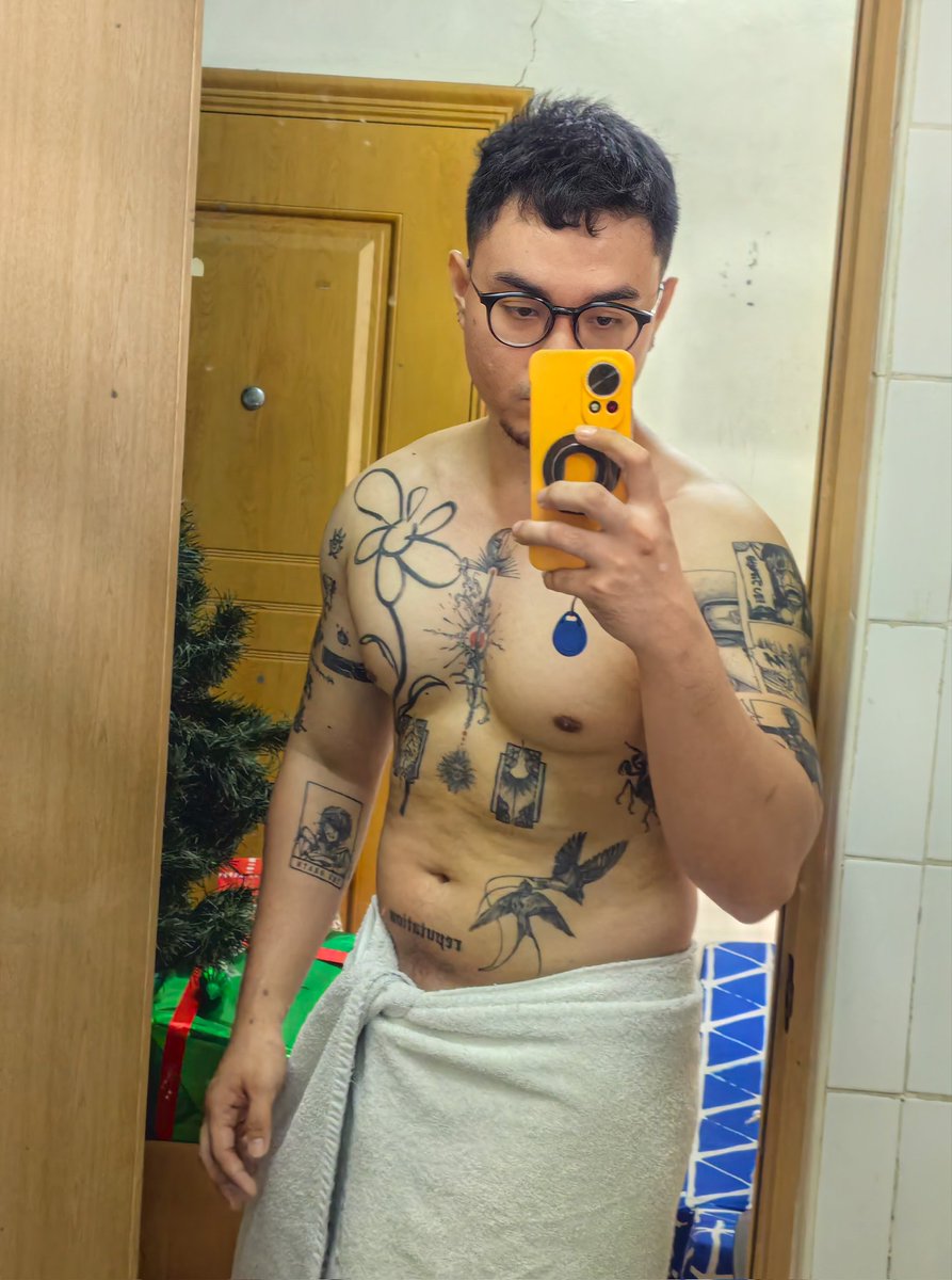 jomsksk's tweet image. Hi 🫠🫠