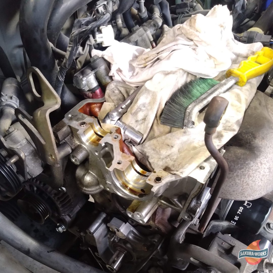 SWorks0303's tweet image. L700ミラジーノのエンジンオイル漏れ修理。プラグホールとオイルフィルターブラケットからのオイル漏れ修理。異音が出ていたVVTも取替え中。オイル管理が悪い時期があったようです。
#gino #mira #daihatsu #l700 #ジーノ #ダイハツ #ミラジーノ #オイル漏れ