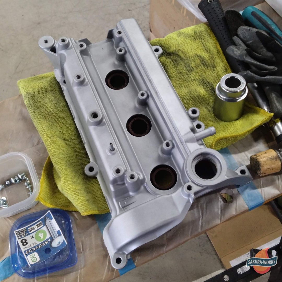 SWorks0303's tweet image. L700ミラジーノのエンジンオイル漏れ修理。プラグホールとオイルフィルターブラケットからのオイル漏れ修理。異音が出ていたVVTも取替え中。オイル管理が悪い時期があったようです。
#gino #mira #daihatsu #l700 #ジーノ #ダイハツ #ミラジーノ #オイル漏れ