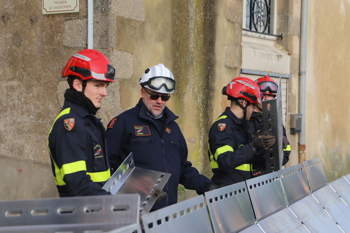 #Anticipation 👨‍🚒 À #Redon (35), 20 sapeurs-sauveteurs du <a href="/riisc_1/">1er RIIISC</a> et 2 agents de l'#ESOL Nord (établissement de soutien opérationnel et logistique) ont procédé ce matin à l'établissement de 450m de barrage anti-inondation.

👉 D'une hauteur de plus d'1m, ce barrage permettra la