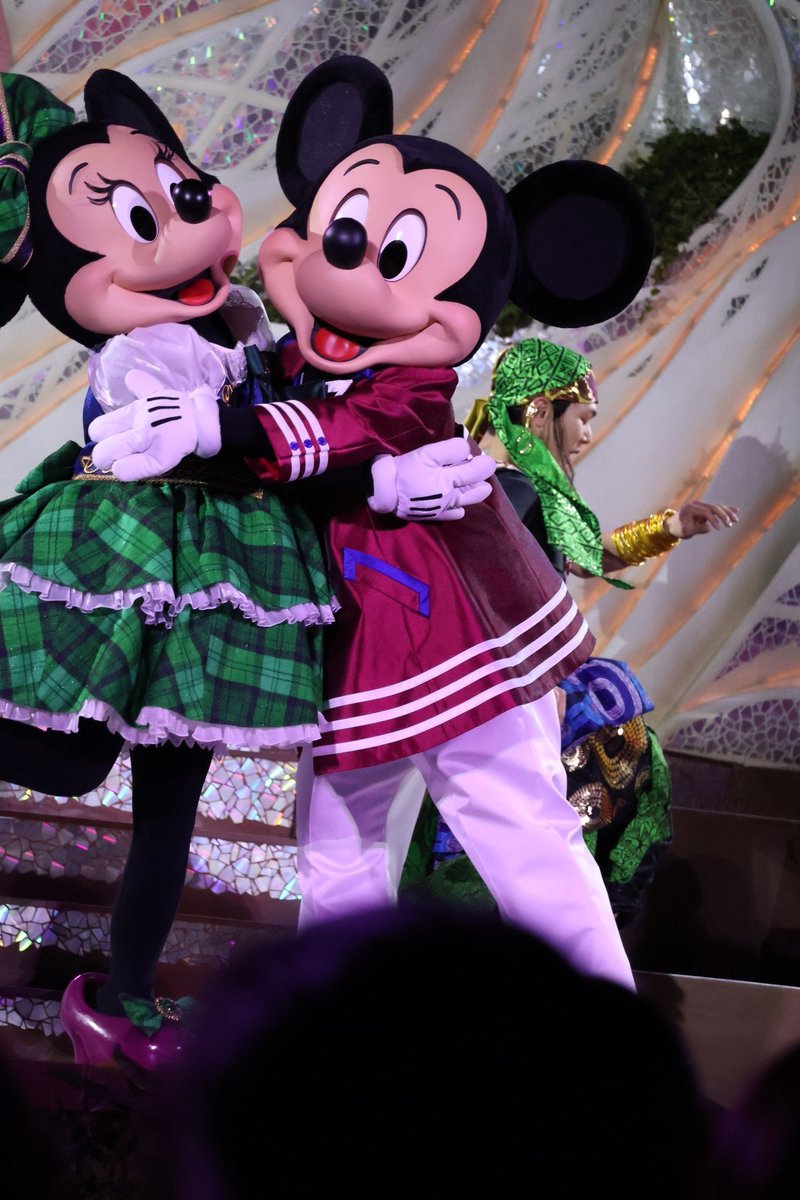 ayu_fs_fantasy's tweet photo. ダングロ当選、課金して2回見れた✌️
課金する価値があるショーだった🥰
ニューヨークの人種モザイク背景を使ってるし海のコンセプトにもあってリピ決定🤗
こういうショーを観たかった（笑）
テーマ曲良いのとミラベル起用とラプとフリンが踊る曲が👍惜しいのはミゲルも出て欲しかったところかな🤔 https://t.co/koH86PT9Fl