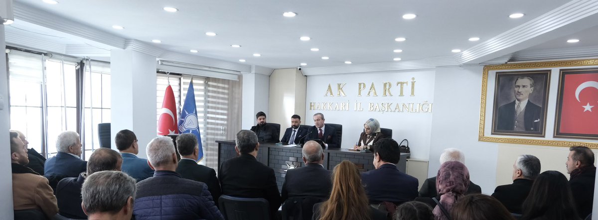 KayaZeydin's tweet photo. 📍 Hakkâri

✅ AK Parti Hakkâri İl Başkanlığı

❇️ Haftalık Olağan İl Yönetim ve Yürütme Kurulu Toplantısı

Siyasi, teşkilat ve il gündemli Haftalık Olağan İl Yönetim ve Yürütme Kurulu Toplantımızı gerçekleştirdik.

Toplantımızda;

📌 Saha programlarımız,
📌 Üye çalışmaları,
📌 Önümüzdeki haftaya ilişkin faaliyet planlamalarımız,
📌 Mahalle ve Köy Başkanları toplantılarımız,
📌 İl Danışma Meclisi toplantımızın hazırlıkları,
📌 Görüş, öneri ve talepler
kapsamlı şekilde ele alındı.

Ana Kademe, Kadın Kolları, Gençlik Kolları ile ilçe ve belde teşkilatlarımızın çalışmalarını değerlendirdiğimiz toplantımızın hayırlara vesile olmasını diliyorum.

🤝 Birliğimiz, dirliğimiz ve kardeşliğimiz daim olsun.

@RTErdogan
@Akparti
@abuyukgumus
@MustafaAlkayis 
@byildiz63
