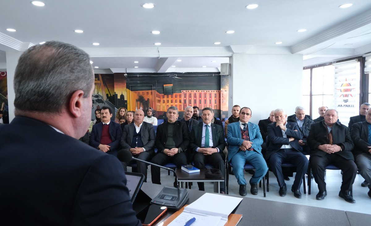 KayaZeydin's tweet photo. 📍 Hakkâri

✅ AK Parti Hakkâri İl Başkanlığı

❇️ Haftalık Olağan İl Yönetim ve Yürütme Kurulu Toplantısı

Siyasi, teşkilat ve il gündemli Haftalık Olağan İl Yönetim ve Yürütme Kurulu Toplantımızı gerçekleştirdik.

Toplantımızda;

📌 Saha programlarımız,
📌 Üye çalışmaları,
📌 Önümüzdeki haftaya ilişkin faaliyet planlamalarımız,
📌 Mahalle ve Köy Başkanları toplantılarımız,
📌 İl Danışma Meclisi toplantımızın hazırlıkları,
📌 Görüş, öneri ve talepler
kapsamlı şekilde ele alındı.

Ana Kademe, Kadın Kolları, Gençlik Kolları ile ilçe ve belde teşkilatlarımızın çalışmalarını değerlendirdiğimiz toplantımızın hayırlara vesile olmasını diliyorum.

🤝 Birliğimiz, dirliğimiz ve kardeşliğimiz daim olsun.

@RTErdogan
@Akparti
@abuyukgumus
@MustafaAlkayis 
@byildiz63