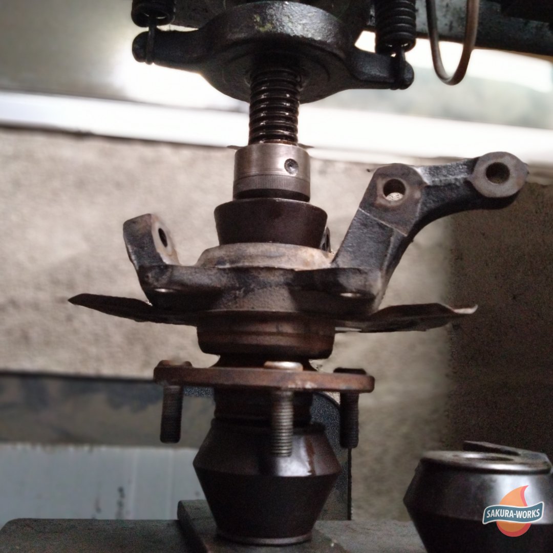 SWorks0303's tweet image. L700ミラジーノの整備。4WD特有のパーツは製廃が多いですね。リヤサスペンションアームとフロントハブベアリング取替え。アブソーバーはKYB製の新品に取替え。
#gino #mira #daihatsu #l700 #ジーノ #ダイハツ #ミラジーノ #ハブベアリング