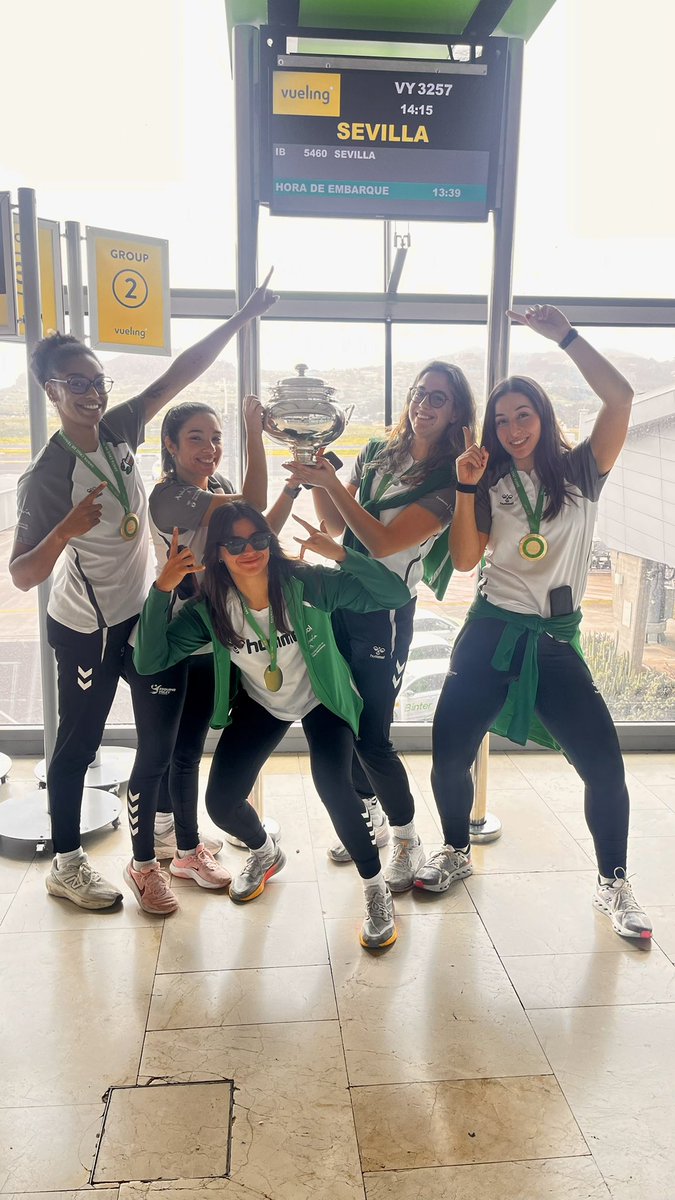 🏆 ¡LA COPA YA VA PARA SEVILLA! 

✈️ A las 17.30 horas llegaremos al aeropuerto de Sevilla 

#SomosCajasol #SomosEsquimo